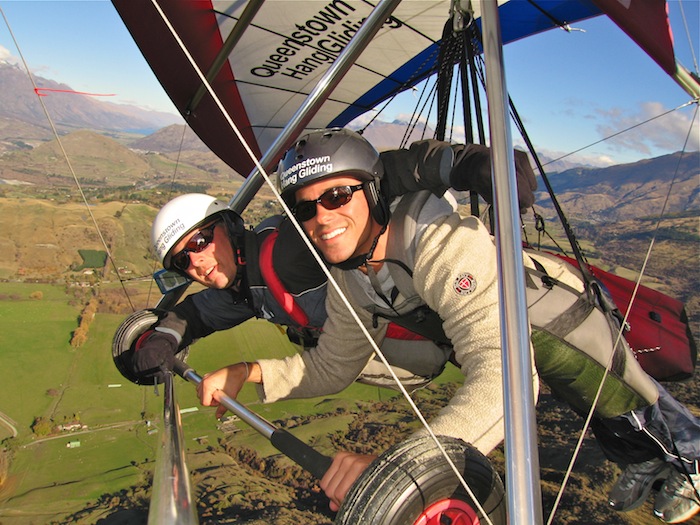 Queenstown must do list New Zealand hang gliding aroundtheworldwithjustin.com