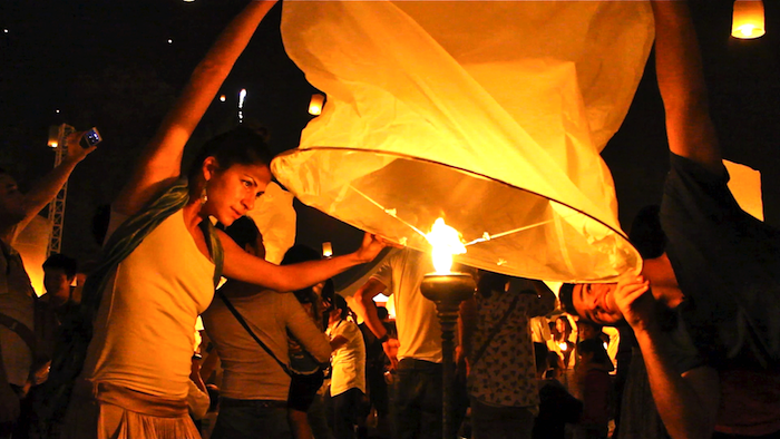 yi peng thai lantern festival chiang mai aroundtheworldwithjustin.com